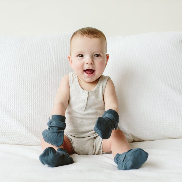 Goumi Stay-On Scratch Mittens, Midnight Scratch Mitts Goumikids
